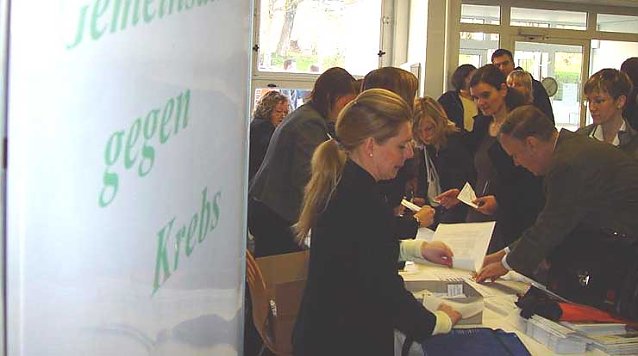 Bild: Teilnehmer bei der Anmeldung