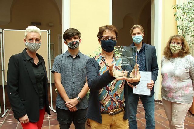 Bild: v.l.: die stellvertretende Schulelternsprecherin Simone Zwoll, Sch&uuml;lersprecher Jakob K&ouml;hler, Schulleiterin Sabine Schr&ouml;der, Fabian Saalbach und die stellvertretende Schulleiterin Cornelia Bieles 