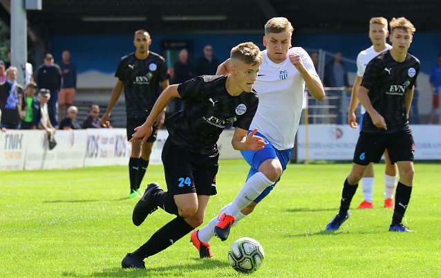 Bild: Rune Kjell Litzenberg im schwarzen Trikot versucht seinem Gegenspieler zu entwischen. Im Hintergrund beobachten ihn Simran Dhaliwal und Fabian Stix