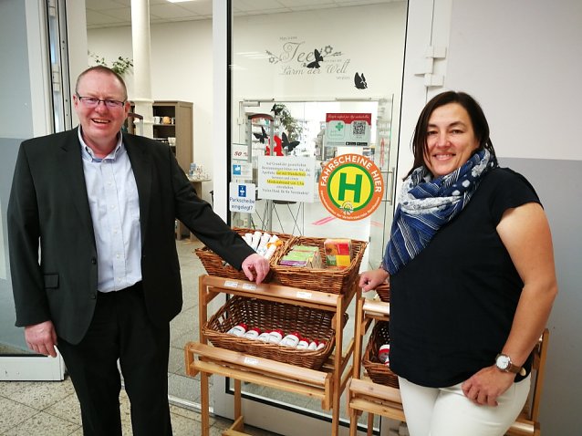 Bild: Thorsten Schwarz, Gesch&auml;ftsf&uuml;hrer der Verkehrsbetriebe Nordhausen GmbH, und Sabine Gei&szlig;ler, Inhaberin des Teeladens Dies & Das, freuen sich auf eine gute Zusammenarbeit