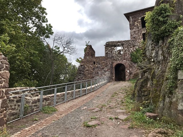 Bild: 80.000 Euro erhielt der Kreis in diesem Jahr f&uuml;r den Erhalt der Burgruine Hohnstein