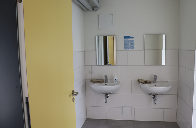 Bild: Frisch, neu und in den Farben der Stadt - vor allem im Sanit&auml;rbereich wurde investiert