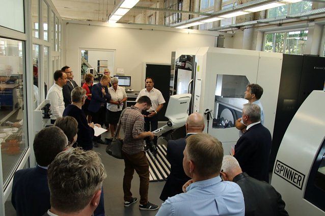Bild: Pr&auml;sentation der neuen CNC-Fr&auml;se im BBZ