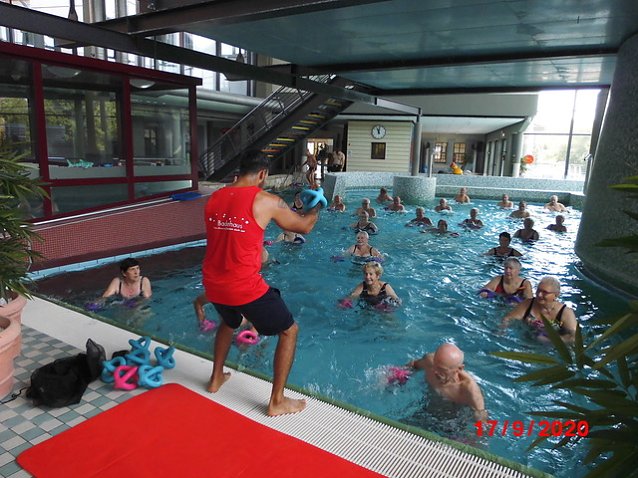 Bild: Seniorenschwimmen im Badehaus
