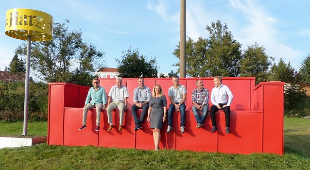 Bild: Der Vorstand des NUV und Hans-Dieter Otto bei der Besichtigung des RotenSofas - ehemalige Requisite des ThaterNatur-Festivals und Harzer Wandernadel-Sonderstempelstelle