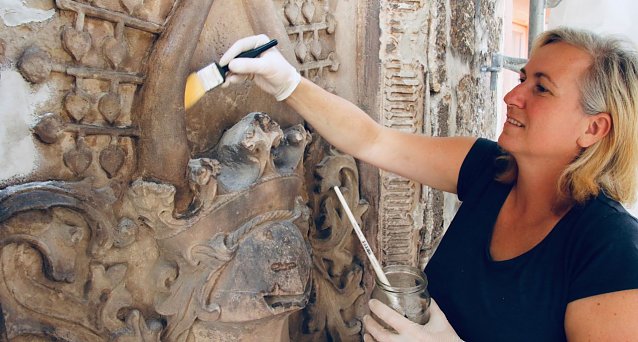 Bild: Restauratorin Suzy Hesse arbeitet seit Montag am Rathaus in luftiger H&ouml;he 