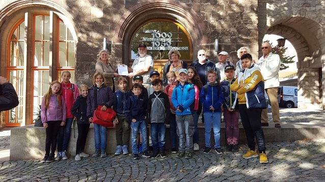 Bild: Wenn es passt: zur offiziellen Auftrags&uuml;bergabe an Frau Hesse am vergangenen Freitag war die G&auml;stef&uuml;hrergilde gerade mit einer Stadtf&uuml;hrung f&uuml;r Sch&uuml;ler vor Ort