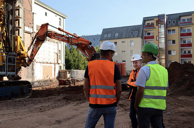Bild: Oberb&uuml;rgermeister Kai Buchmann im Gespr&auml;ch mit Oberbauleiter Ralf M&uuml;ller (Mitte) der BAUER Spezialtiefbau GmbH.