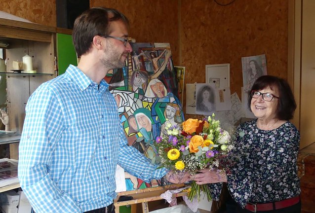 Bild: Heute konnte Pfarrer Michael Steinke sich bei Renate Aurin pers&ouml;nlich f&uuml;r ihre Leihgabe f&uuml;r die Elender Pilgerkirche bedanken.