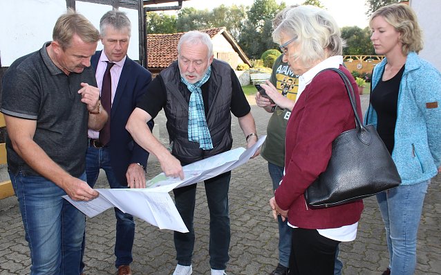 Bild: Heiko Maulhardt, Andreas Gerbothe, Werner Bruchmann,Marlies Biernat und Anastasia Schulz (v.l.n.r.) stecken die K&ouml;pfe zusammen, um einen gemeinsamen Weg zu finden