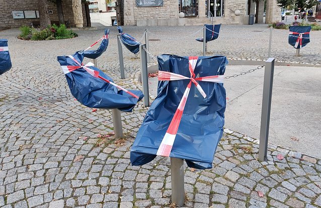 Bild: St&uuml;hle vor dem Rathaus sind verh&uuml;llt