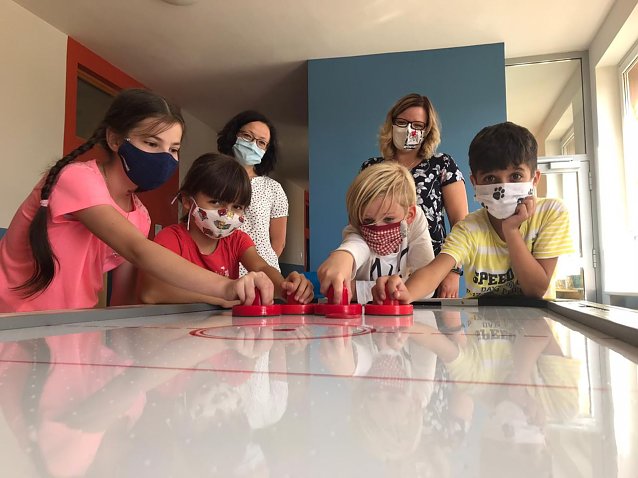 Bild: Spa&szlig; an der Airhockeyplatte haben ab sofort die Kinder der Brecht-Schule 
