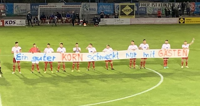 Bild: Der VfL Halle 96 zeigt Flagge f&uuml;r Fans beim Fu&szlig;ball