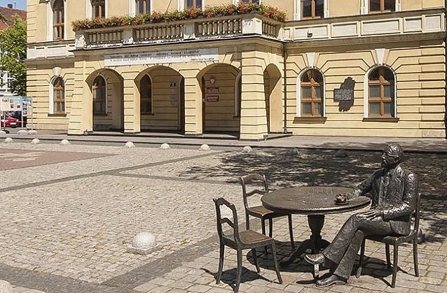 Bild: Lebensnahe Statue des Ostrower B&uuml;rgermeisters Stefan Rowiński 1919/1920 auf dem Rynek