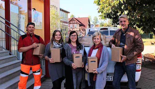 Bild: Tino Scharfe und Stephan Klante (rechts) &uuml;berbrachten jetzt den Kindertagesst&auml;tten in Neustadt, Niedersachswerfen, Herrmannsacker und auch in Ilfeld den frisch zubereiteten Apfelsaft. Dort bedankten sich die Erzieherinnen Jessica Mischke und Wookie Schmidt sowie Leiterin Anna M&uuml;ller (v.l.n.r.).