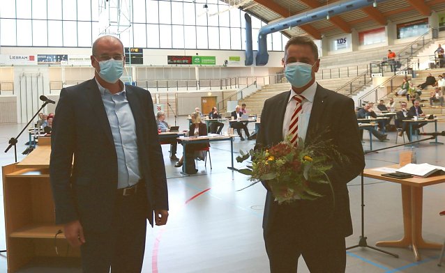 Bild: Landrat Matthias Jendricke dankte Sparkassenchef Wolfgang Asche und seinen Mitarbeitern