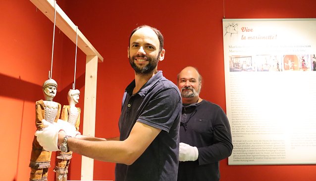 Bild: Charles Antoine Collin und Davis Nicolas aus dem Ardennen-Museum beim Aufbau der Marionetten im Museum Flohburg
