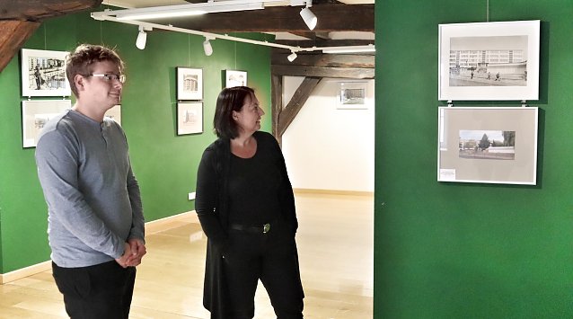 Bild: Fotoausstellung Zeitsprung im Museum Flohburg Susanne Hinsching, Museumsleiterin, Alexander Hahn, Wissenschaftlicher Volont&auml;r Museum Flohburg