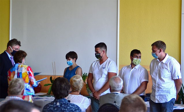 Bild: Feierliche Zeugnis&uuml;bergabe f&uuml;r die Absolventen Gr&uuml;ner Berufe