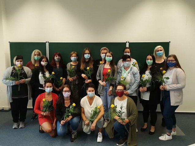 Bild: Gl&uuml;ckwunsch zum erfolgreichen Examen - hinter den Sch&uuml;lerinnen und Sch&uuml;lern des IWK liegt eine besondere Ausbildungszeit