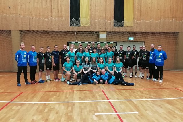 Bild: In den Startl&ouml;chern - die Handballer des NSV
