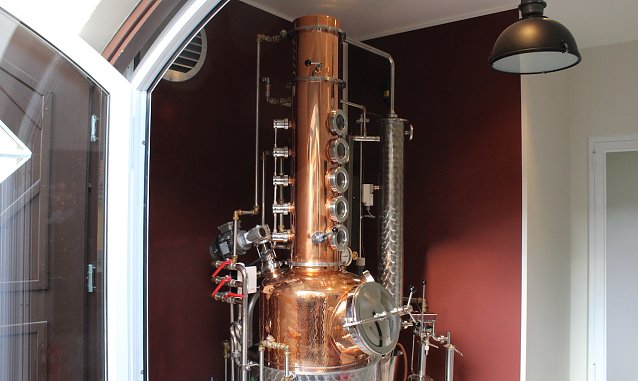 Bild: Sieht aus wie ein &uuml;berdimensioniertes Saxofon, produziert aber statt T&ouml;nen Gin und K&uuml;mmel: die neue Brennblase in der Traditionsbrennerei