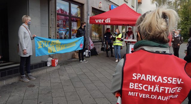 Bild: Das erste Aufbegehren seit 30 Jahren - Mitarbeiter der Nordh&auml;user Kreissparkasse demonstrierten heute vor dem Kino