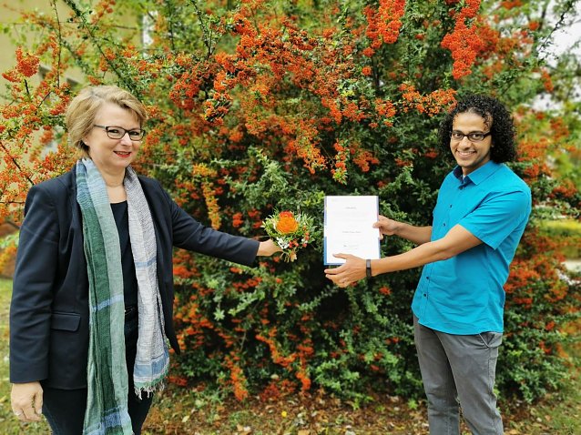 Bild: Studiendekanin Prof. Dr. Elke Gemeinhardt &uuml;berreichte Herrn Guirgis den DAAD-Preis f&uuml;r herausragende akademische Leistungen