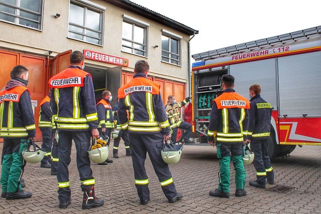 Bild:  Ausbildungsgruppe vor einem Einsatzfahrzeug der Freiwilligen Feuerwehr Nordhausen