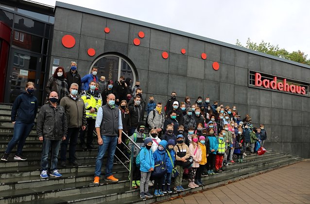 Bild: Gruppenbild vorm Badehaus
