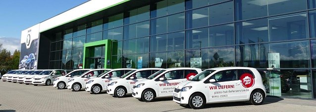 Bild: BU: Heute noch vor der Skoda-Autowelt � bald schon in Deutschlands S&uuml;den: Zw&ouml;lf Skoda Citigo sind demn&auml;chst als Lieferfahrzeuge f&uuml;r Pizza-Hut in Bayern, Hessen und Sachsen unterwegs.