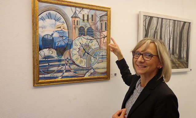 Bild: Regina Jeznita vor ihren Bildern