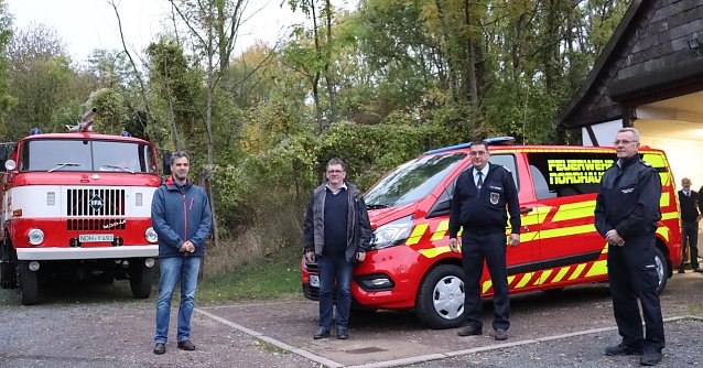 Bild: &Uuml;bergabe des neuen MTWs an die FFW Petersdorf. V.l.n.r.: Oberb&uuml;rgermeister Kai Buchmann Ortsteilb&uuml;rgermeister Jens Kahrnstedt, Hans-Joachim Lehner, Wehrf&uuml;hrer der Freiwilligen Feuerwehr Petersdorf, Thomas Schink&ouml;th, Leiter der Berufsfeuerwehr Nordhausen.