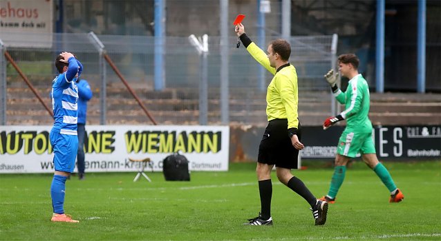 Bild: Rote Karte f&uuml;r Lukas Ortlepp