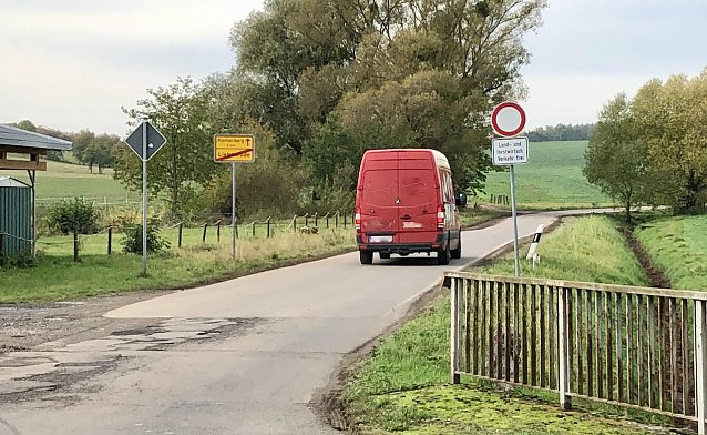 Bild: Da rumpelt er hin, verbotener Weise. Wir haben aber das Kennzeichen vorsichtshalber verpixelt