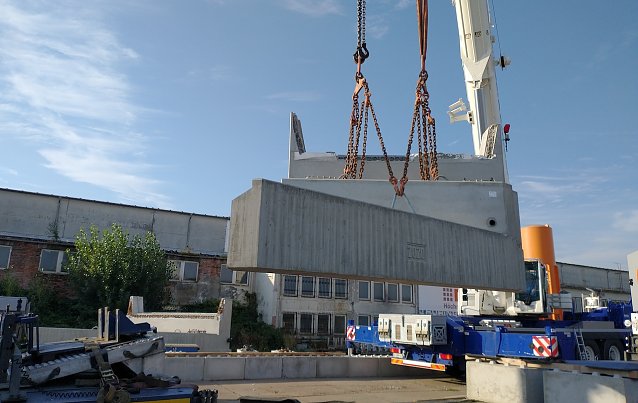 Bild: Die riesigen Betonteile werden verladen