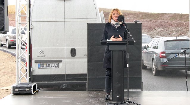 Bild: Staatssekret&auml;rin Susanna Karawanskij lobt das umfangreiche Projekt