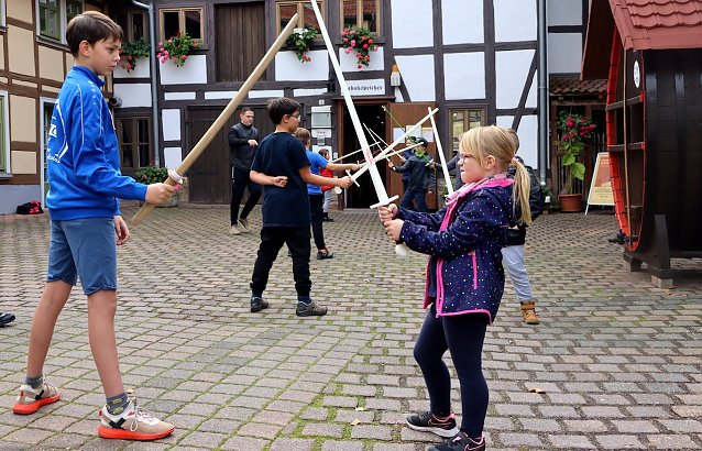 Bild: In die K&uuml;nste des historischen Fechtens wurden heute zehn Kinder im Tabakspeicher eingeweiht.