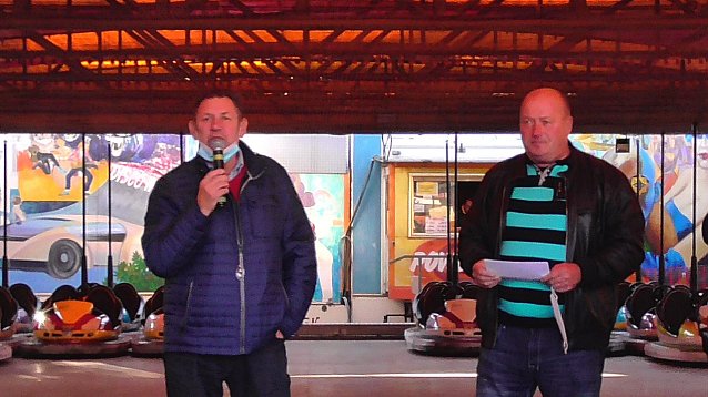 Bild: Die Kelbraer Kirmes wurde von B&uuml;rgermeister Lothar Bornkessel (links im Bild) und Schausteller Peter Lutze er&ouml;ffnet