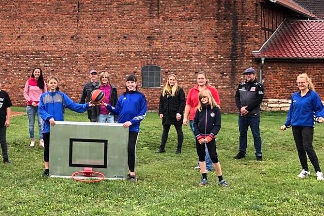 Bild: Lilllith Spintge und Charlotta Linde am Basketballkorb im Kreise ihrer Unterst&uuml;tzer