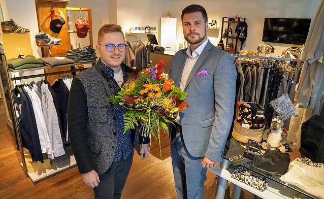 Bild: Pascal Wetzler (rechts) von der SWG begr&uuml;&szlig;te Martin Hesse in seinem neuen Ladengesch&auml;ft am Kornmarkt 6.  