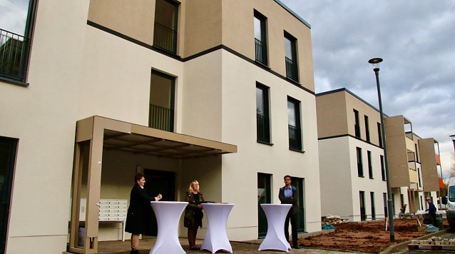 Bild: So gut wie fertig: nach 11 Monaten Bauzeit begr&uuml;&szlig;te die SWG heute die ersten neuen Mieter an der Gumpe