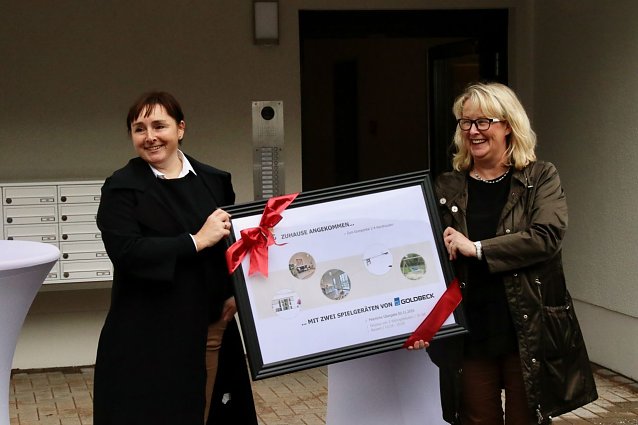 Bild: v.l.: Goldbeck Niederlassungsleiterin Johanna Lindenlaub und SWG-Chefin Inge Klaan