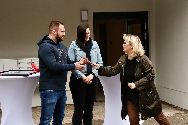 Bild: Symbolische Schl&uuml;ssel&uuml;bergabe: Christian und Steffi M&uuml;ller geh&ouml;ren zu den ersten 15 Mietern der neuen Geb&auml;ude