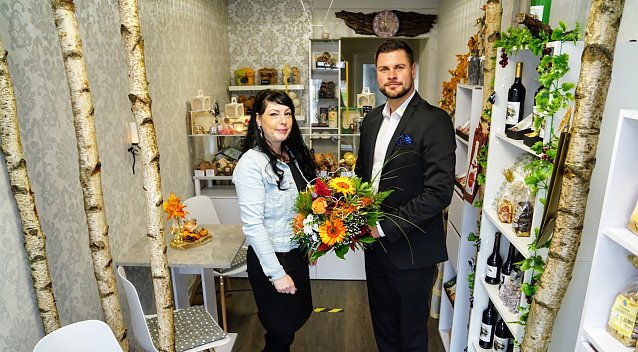 Bild: Mandy Neblung hat am Kornmarkt 7, im Erdgeschoss der Wohnh&auml;user am Kreisel in Nordhausen, ihre Wein- und Naschstube er&ouml;ffnet. Pascal Wetzler von der SWG &uuml;berbrachte zum Start Blumengr&uuml;&szlig;e. 