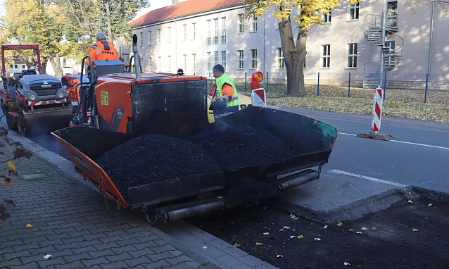 Bild: Erneuerung der Teerdecke in der Halleschen Stra&szlig;e