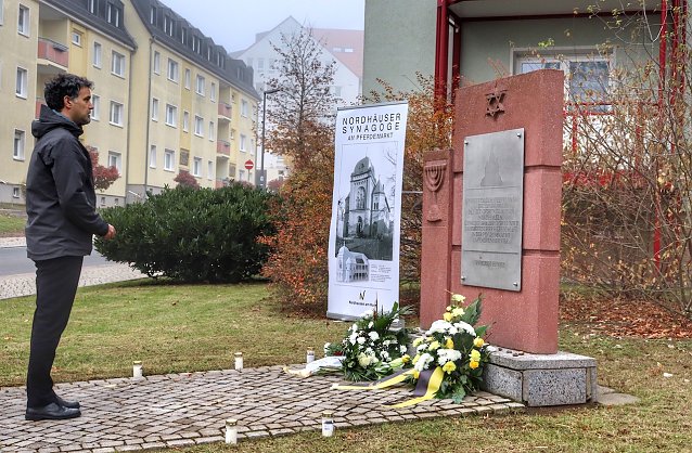 Bild: Kranzniederlegung am Gedenkstein durch Nordhausens Oberb&uuml;rgermeister Kai Buchmann