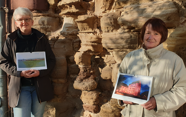 Bild: Sabine Meinhold und Roswitha Bergmann mit dem Heringen Kalender