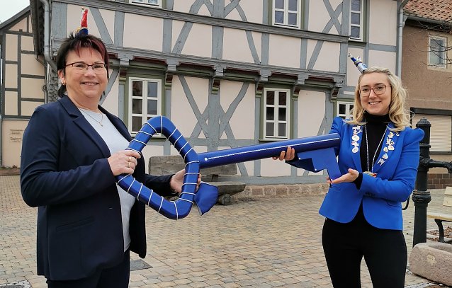 Bild: G&ouml;rsbachs B&uuml;rgermeisterin Angela Simmen &uuml;brgibt den Schl&uuml;ssel an die Pr&auml;sidentin des G&ouml;rsbacher Karnevalvereins, Mandy Henning