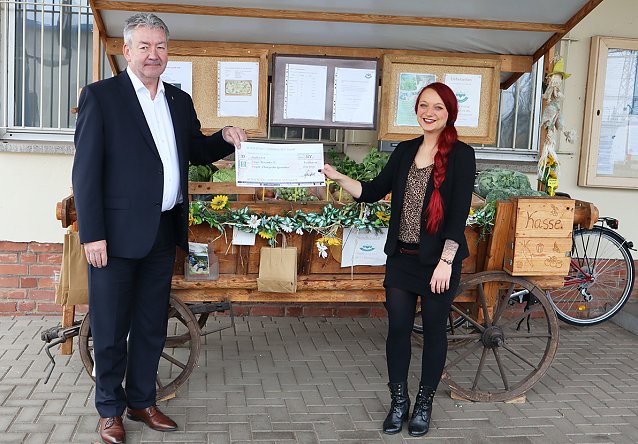 Bild: Michael Seifert und Sarah Schnause bei der Scheck&uuml;bergabe